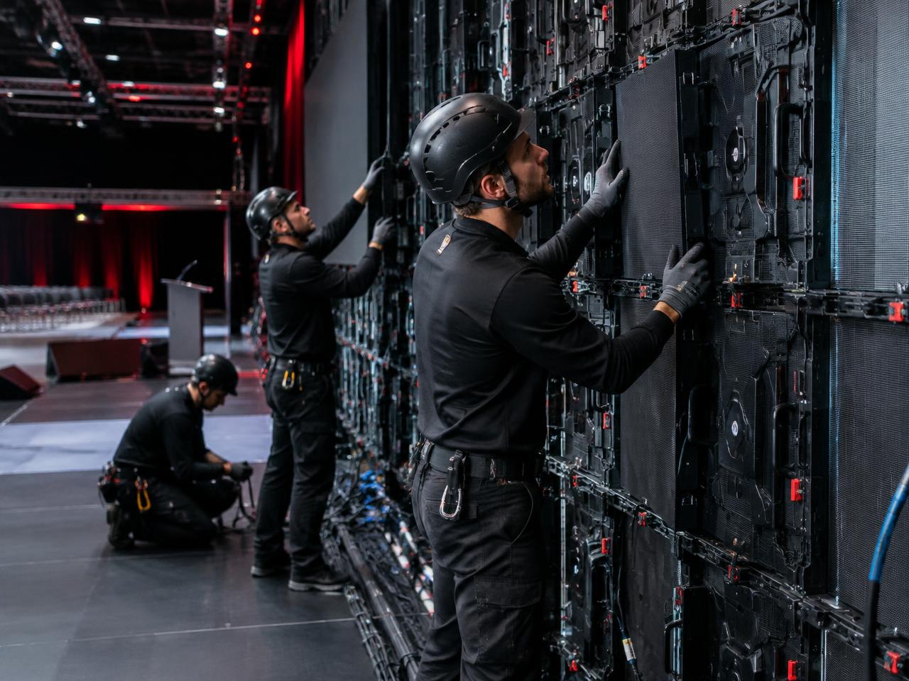 Modüler LED panelleri hizalayarak kuran teknik ekip